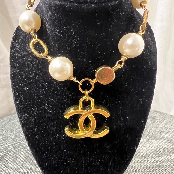 Mother of Pearl Charm Bracelet With Charm and a Magnetic Clasp. Size 8” … - Picture 2 of 8